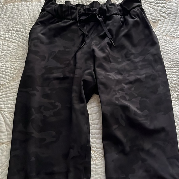 Lululemon High Rise Cropped Pant Camo Black EUC‼️ - Picture 1 of 7